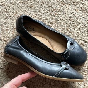 Clarks Women's Black Leather Flats size 6